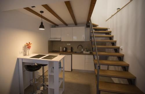 杜布罗夫尼克Apartman Mama Marija的一间厨房,在房间内有螺旋楼梯