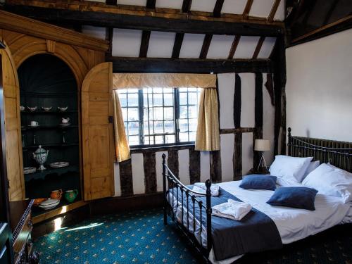 伯明翰The Old Crown的一间带床的卧室,位于带窗户的房间内