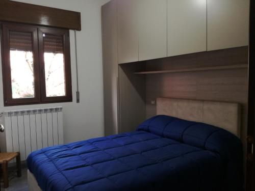 DesuloDa Lisa的一间卧室设有蓝色的床和窗户。