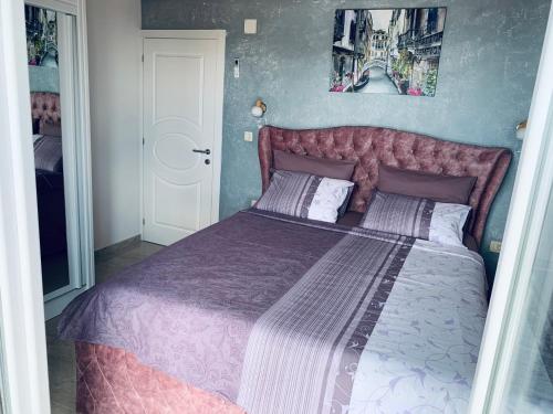 布德瓦Vila Wolf Montenegro的一间卧室配有一张大床和紫色棉被
