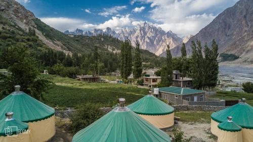 GulmitRoomy Yurts, Gulmit Hunza的享有山谷和绿色屋顶的景色