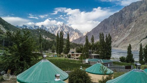 GulmitRoomy Yurts, Gulmit Hunza的享有山谷和山脉美景,设有帐篷。