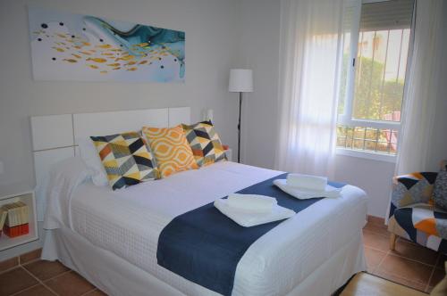 诺沃桑克蒂佩特里Bonito apartamento con jardín privado en Novo的一间卧室配有一张床,上面有两条毛巾