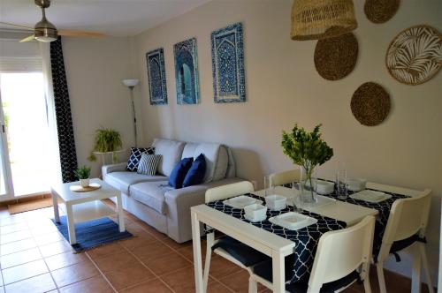 诺沃桑克蒂佩特里Bonito apartamento con jardín privado en Novo的客厅配有桌子和沙发