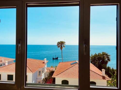 丰沙尔Ocean Cliffs Apartments的从窗户可欣赏到海景