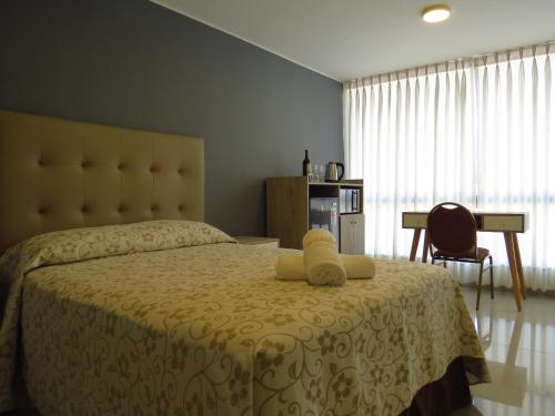 伊察Casa Las Flores Ica的一间卧室配有一张黄色床罩的床
