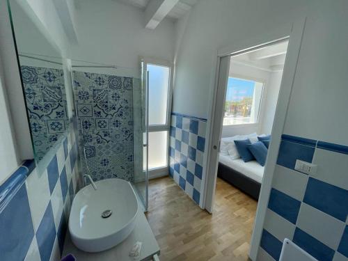 加利波利ITINERA Baia Verde Rooms and Breakfast的客房内设有带卫生间和盥洗盆的浴室