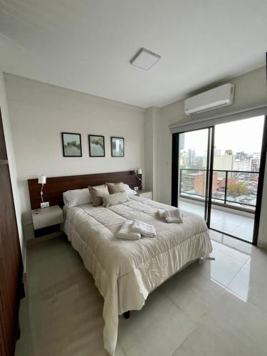 圣米格尔·德·图库玛Altos de Argentina的一间卧室设有一张大床和一个大窗户