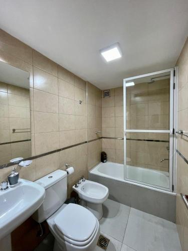 圣米格尔·德·图库玛Altos de Argentina的浴室配有卫生间、盥洗盆和淋浴。