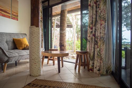 美人鱼岛环保绿色度假屋的客厅配有沙发和桌子