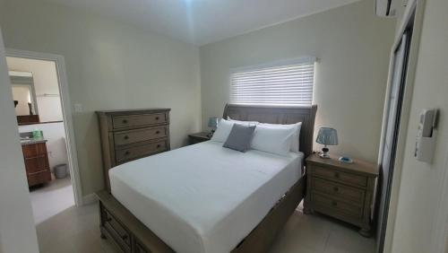 卢西Scenic Ocean View Home的卧室配有白色大床和梳妆台