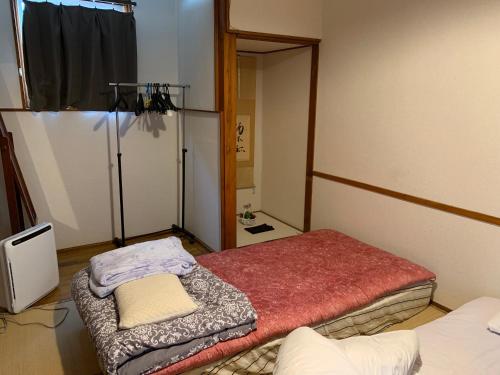 盛冈Buchoho No Yado Morioka的客房设有两张单人床和一面镜子