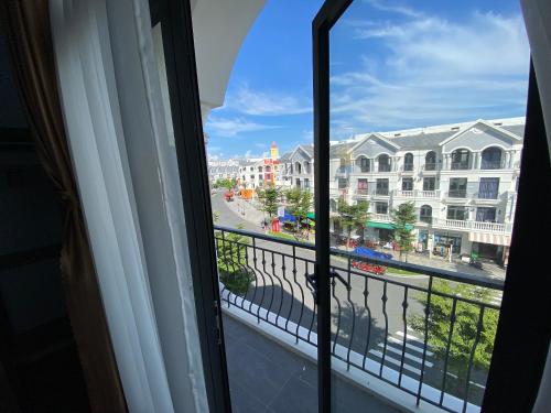 富国Lana Inn - Grand World Phú Quốc的从窗户可欣赏到城市街道的景色