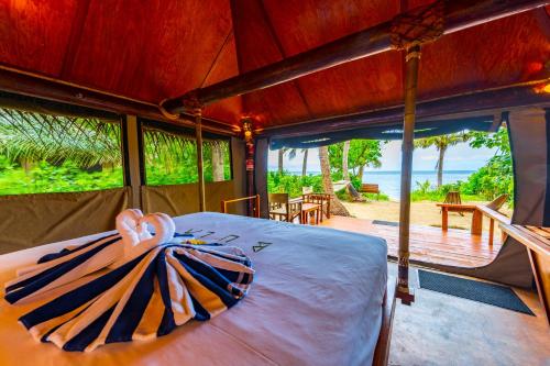 Drawaqa IslandBarefoot Manta Island Resort的海景帐篷内的一张床位