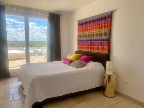 圣维托诺曼Casa Eva的一间卧室配有一张带彩色床头板的床
