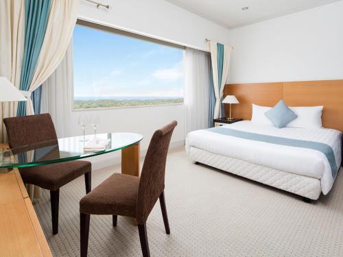 千叶法兰克斯酒店的配有一张床、一张桌子和一张桌子的酒店客房