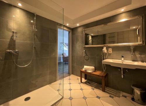 梅伦新梅伦廷水上城堡酒店的带淋浴和盥洗盆的浴室