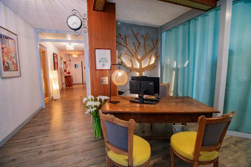 康博莱班杜帕克酒店 的客房设有带电脑和椅子的书桌。