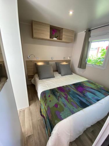 弗雷瑞斯Mobil home de charme的一间小卧室,配有两张床和窗户