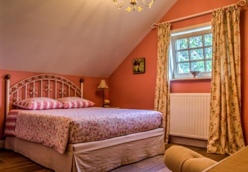 马塞克Vakantiehuis Aen de Roderburgh的一间卧室设有一张床和一个窗口