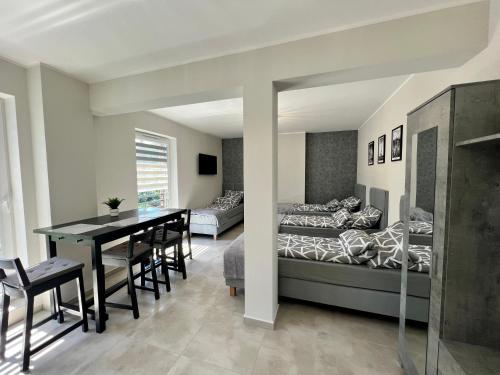 马尔基Noclegi Marki的卧室配有一张床和一张桌子及椅子
