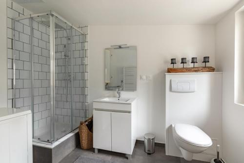 凯恩Le Rethel的白色的浴室设有卫生间和淋浴。