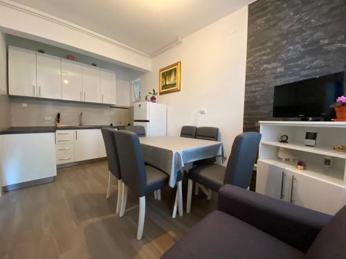 索布拉Guest House Ruža的厨房以及带桌椅的用餐室。