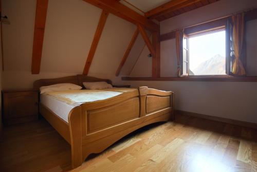 索卡Zadnjica Holiday House的一间带床的卧室,位于带窗户的房间内