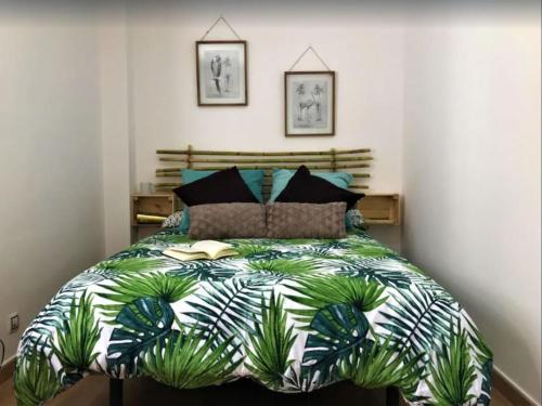 阿格特Nature Vista Agaete & Parking的一间卧室配有一张带绿色棉被的大床