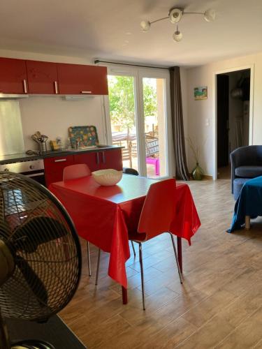 皮亚纳A Stalla的一间厨房,里面配有红色的桌子和椅子