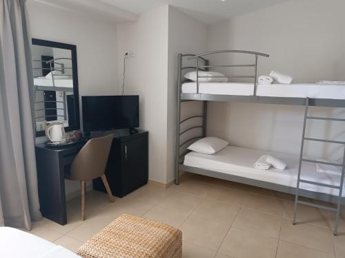 普雷韦扎米诺斯酒店的客房设有两张双层床和一张带电脑的书桌。