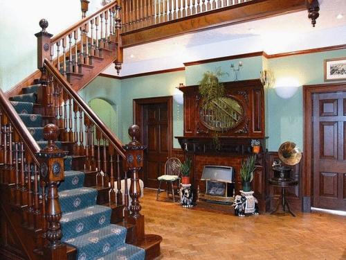 金斯林葛兰奇酒店的一间带楼梯和时钟的客厅