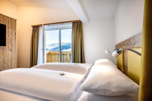 蓬高圣约翰Der Alpenblick的山景客房 - 带两张床