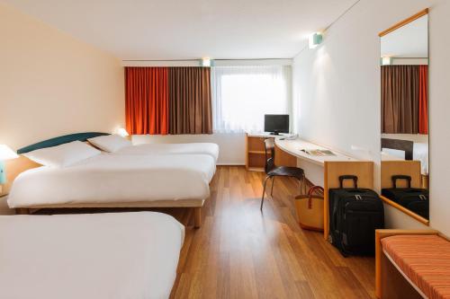 柏林柏林展览中心宜必思酒店的酒店客房配有两张床和一张书桌