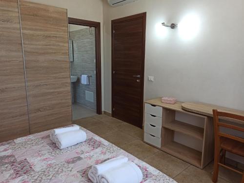 罗戈·格兰德La Campagnola的浴室设有床、书桌和镜子