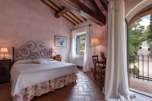 圣吉米纳诺托斯卡纳波尔格托假日酒店的一间卧室设有一张床和一个大窗户