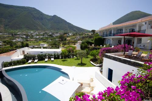 马尔法蓬斯卡利欧酒店的享有带游泳池的别墅景致