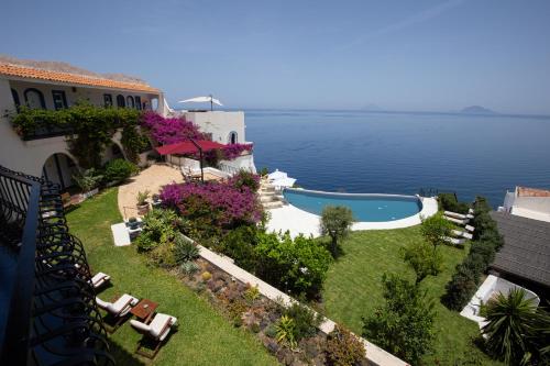 马尔法蓬斯卡利欧酒店的享有带游泳池的度假村景致