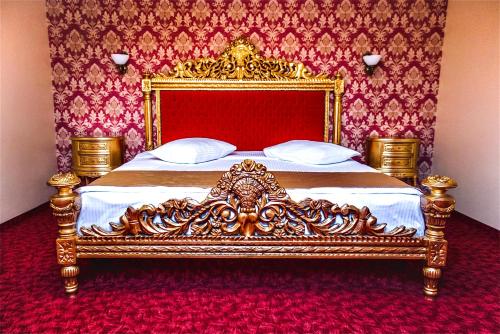 百乐费利克斯Casa ANTIC的红色墙壁的房间里一张金色的床