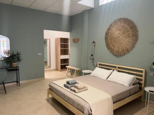 梅利利亚Estudio canela的卧室配有一张床,墙上配有风扇
