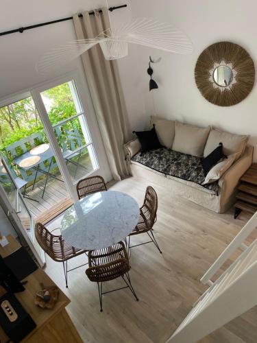 卡普费雷villa blanche Cabine 1的客厅配有桌椅和沙发