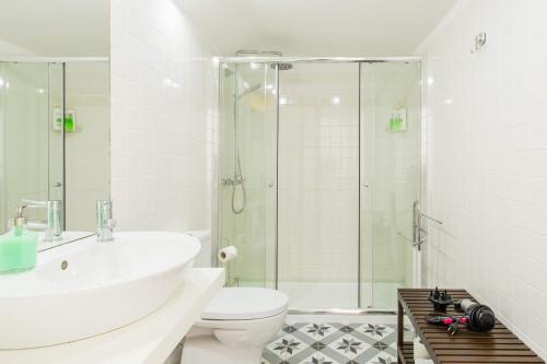 波尔图Hello Porto Firehouse的带淋浴、卫生间和盥洗盆的浴室