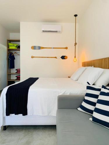 卡莫辛Meditarranee Residence的卧室配有白色的床和沙发