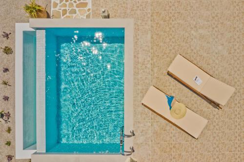 奇波斯阿费提ViLLA SYMONE的一个带镜子的浴室内的游泳池