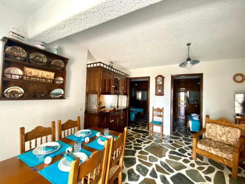 DhragoulásGaia home的一间带桌子的用餐室和一间厨房