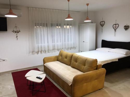 斯里马B1villa的客厅配有沙发和1张床
