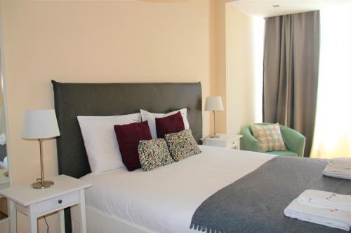 里斯本Apartamento Familiar em Zona Histórica de Lisboa的卧室配有带枕头的大型白色床