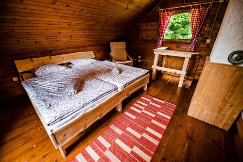 卡姆尼克Chalet FOREST Villa的小木屋内一间卧室,配有一张床