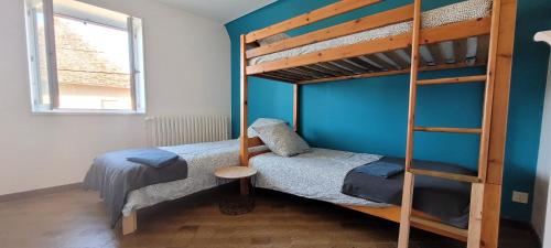 RahonLe Domaine du Bien-Être的一间卧室配有一张双层床和梯子