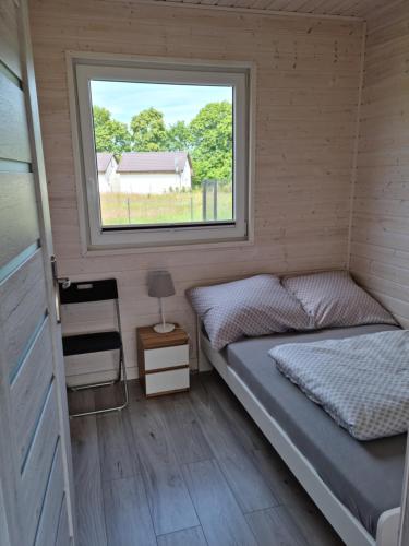 科乌切沃Kalimera的一间卧室设有一张床和一个窗口